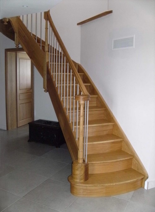 menuiserie: escalier volutes et poteaux en bois et inox